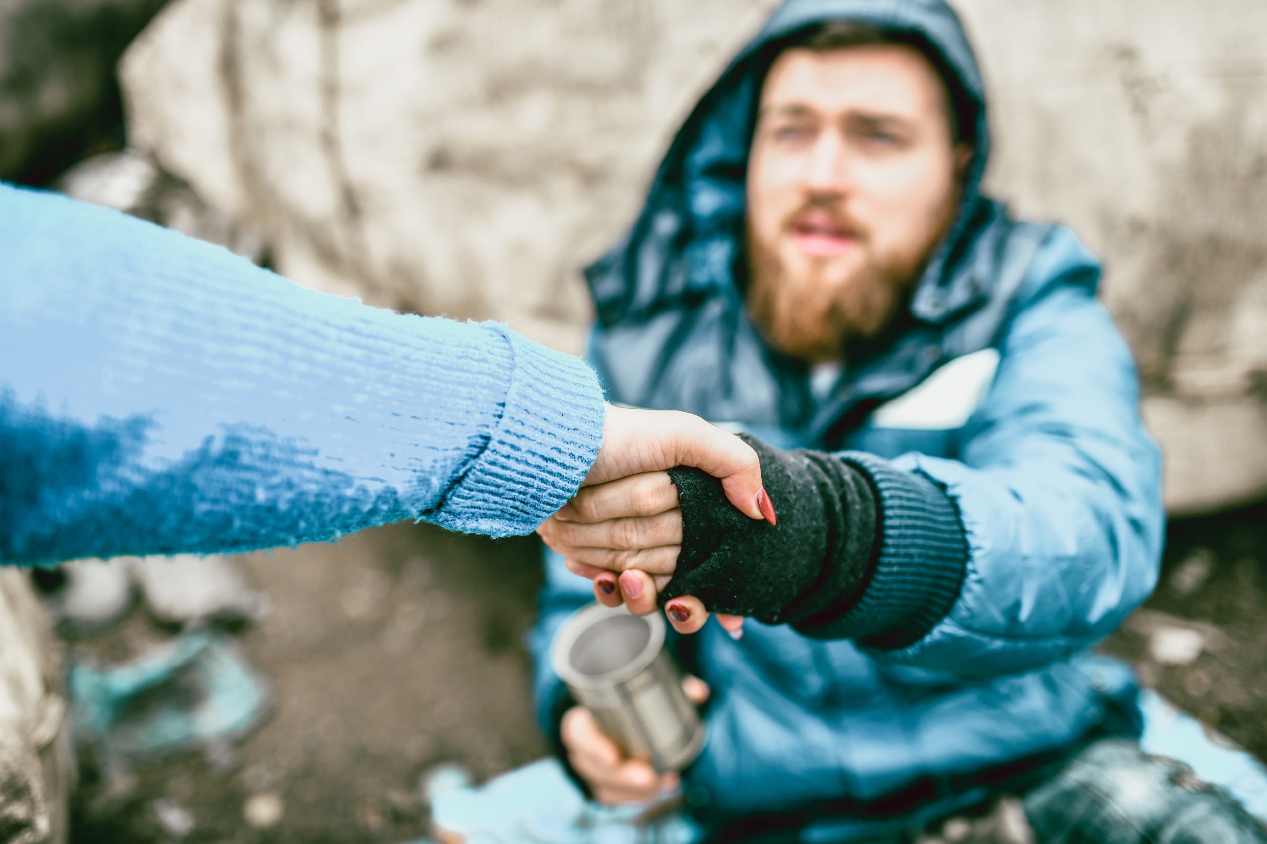 dos personas cogidas de la mano